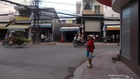 Menunggu angkutan di pertigaan jalan.