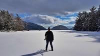 Jika anda berkunjung ke Eagle Lake Maine, United States anda bisa merasakan berdiri diatas danau yang beku.