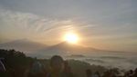 Melihat Golden Sunrise di Punthuk Setumbu