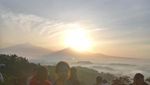 Melihat Golden Sunrise di Punthuk Setumbu
