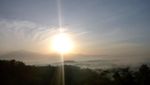 Melihat Golden Sunrise di Punthuk Setumbu