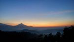 Melihat Golden Sunrise di Punthuk Setumbu