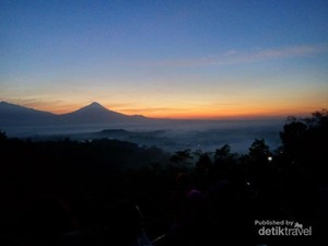 Melihat Golden Sunrise di Punthuk Setumbu