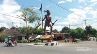 Patung dengan tinggi sekitar lima meter ini berjarak sekitar 200 km perjalanan darat dari Kota Manado