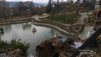 Pemandangan alam yang cantik dengan jejeran pegunungan, laut dan langit di seberang kolam di Emirgan Park.