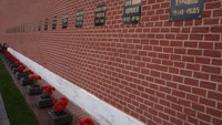 Nama-nama tokoh penting Soviet yang dimakamkan tertera di Dinding Pemakaman Kremlin