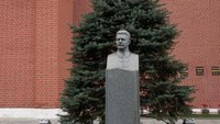 Salah satu makam tokoh penting Soviet dan bunga di atasnya