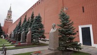 Dinding Pemakaman Kremlin yang dilewati saat keluar ruang sarkofagus Lenin
