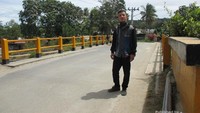 Adikku berfoto di Jembatan Tano Ponggol