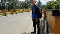 Saya berfoto di Jembatan Tano Ponggol