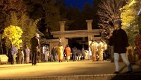 Lihatlah bagaimana mereka memberi salam dan terima kasih kepada setiap pengunjung saat waktu penutupan