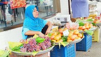 Sedang menunggu pembeli buah segar