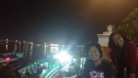 Siap kuliner di warung tepian sungai Musi.