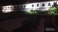 Benteng Kuto Besak di malam hari.
