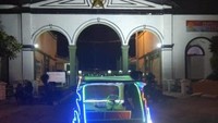 Potret pintu gerbang Benteng Kuto Besak di malam hari.