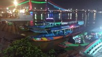 Keindahan jembatan Ampera di malam hari.