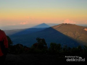 Melihat Keindahan Kota Garut Dari Puncak Cikuray