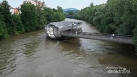 Murinsel atau pulau ditengah Sungai Mur. Bangunan modern digunakan sebagai restoran, bookshop dan tourist information centre