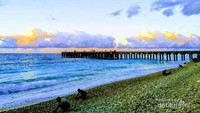 Menimati keindahan pantai dengan bebatuan unik dipinggir pantai