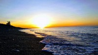 menikmati mtahari terbenam di pantai ini