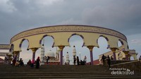 Koleksi Al-Quran raksasa terletak di dalam masjid.