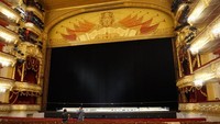 Teater utama yang didominasi warna emas