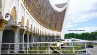 Teras Masjid Raya Sumatra Barat yang sejuk
