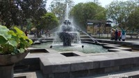 Air mancur di pelataran candi.