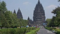 Megahnya candi Prambanan dan birunya langit Prambanan.