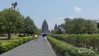 Candi Prambanan dari kejauhan