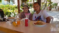Makan di Kedai Sunrise Beach