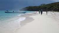 Pantai Pasir putih lembut. Serasa punya pantai pribadi