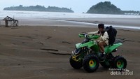 Anak-anak warga sekitar pergi ke sekolah naik atv.