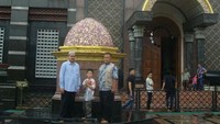 Mertua, kakak Ipar, dan Keponakanku di masjid Kubah Emas (dokpri)