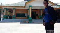Saya berfoto di depan masjid