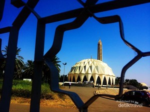 Melihat Masjid Unik Berbentuk Durian di Sudan