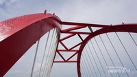 Jembatan ini Melengkuh dan ada