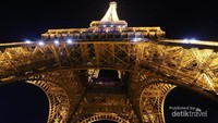 Kelap kelip lampu Eiffel di malam hari