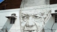 Mural orang tua dan secangkir kopi