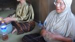 Melihat Para Mama Membuat Kain Tenun Ikat Khas Maumere