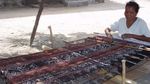 Melihat Para Mama Membuat Kain Tenun Ikat Khas Maumere