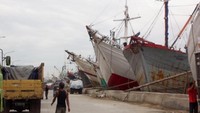 Kapal pinisi lambo di Sunda Kelapa