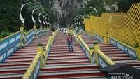 272 anak tangga akses menuju temple cave