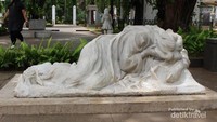 Salah satu prasasti yang dikenal dengan nama Crying Lady