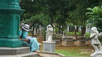 Patung-patung dan pepohonan yang ada di sekelilingnya membuat suasana di sini teduh dan tenang