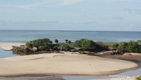 Kubur batu yang berada di tepi pantai