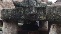 Ornamen hias diatas kubur batu, di kampung Tarung
