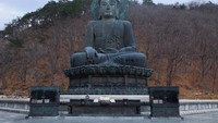 Patung Buddha setinggi 5 meter yang berada di kawasan taman nasional seoraksan