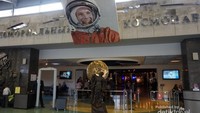 Pintu masuk Museum Cosmonautic dengan gambar Yuri Gagarin, manusia pertama yang sampai ke luar angkasa