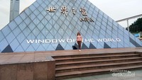 Penampakan di depan Window of the World